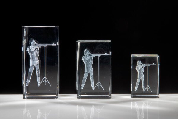 Kristallglas 3D "Gewehrschützin", mit Sockel 8,5 cm