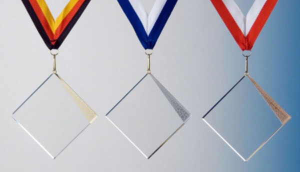 Glasmedaille 70 x 70 mm, gold-/silber-/bronzefarbig,