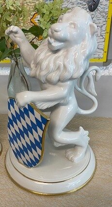 Porzellan-Löwe, ca 32 cm mit Bayernraute