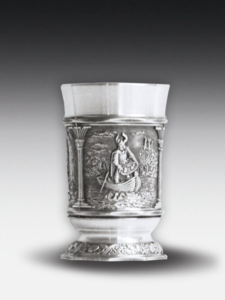 Zinnbecher "Niebelungen" verziert, 12 cm