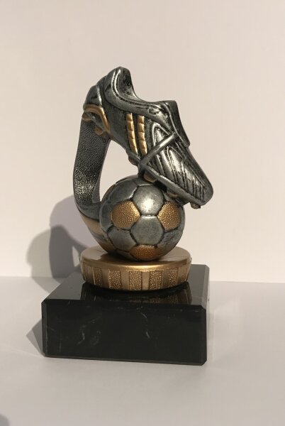 Fußballfigur- Schuh mit Ball, resinfarbig, ca. 10 cm hoch mit Marmorsockel